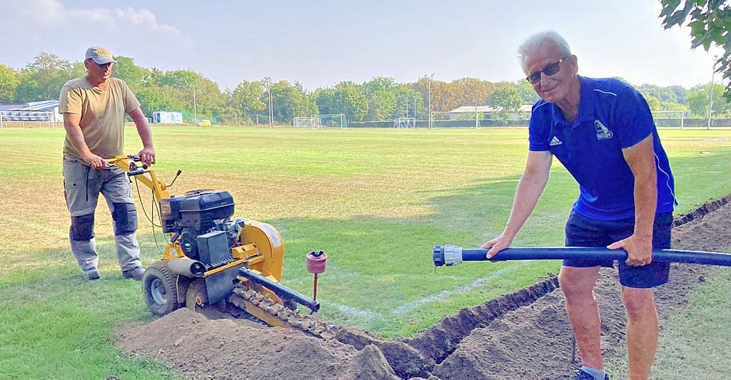Bernd Mittelstädt (rechts) von Blau-Weiß Niegripp hat sich im Sommer während des Einbaus der Beregnungsanlage von Torsten Gerlach die Arbeitsweise der Technik erklären lassen.