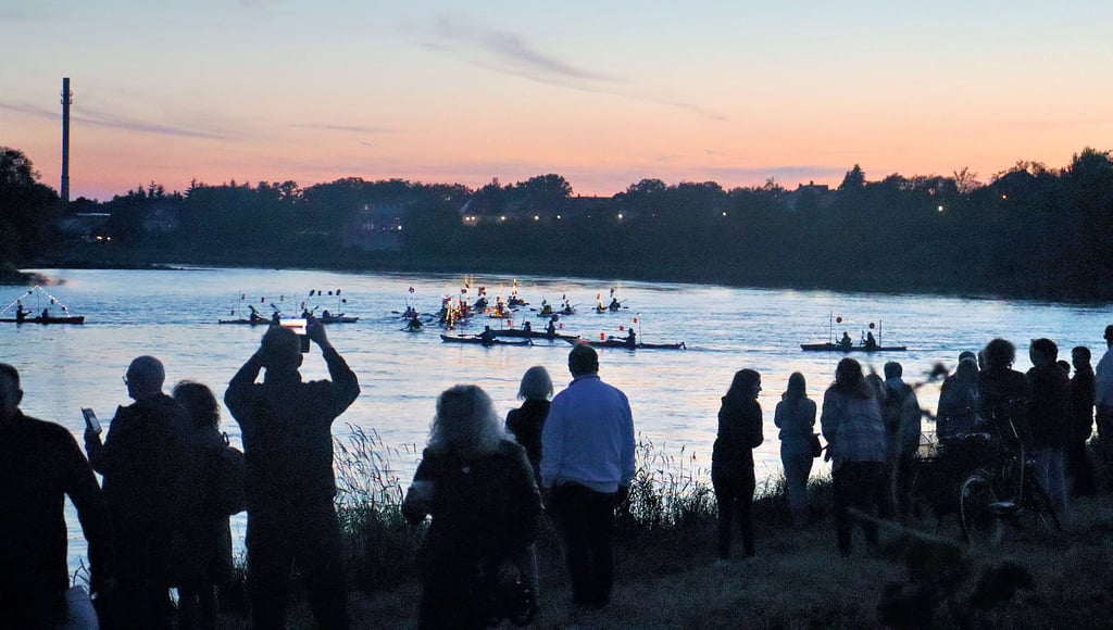 Den Lampionreigen auf der Elbe am Freitagabend besuchten im vergangenen Jahr mehrere hundert Gäste.