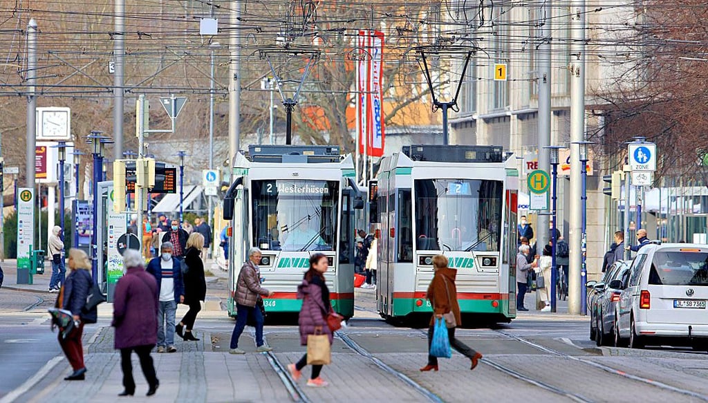 Mit Straßenbahnen erschließen die MVB die City.