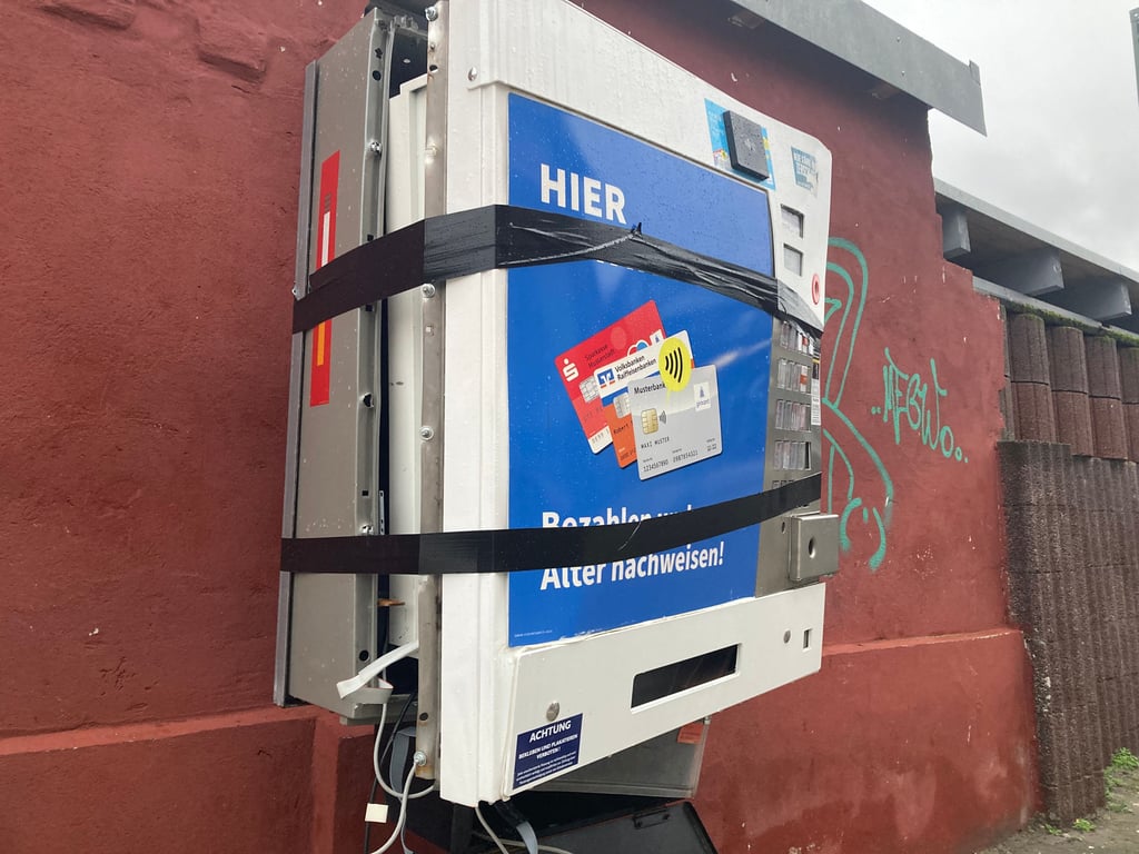 Der Zigarettenautomat am Bahnhof in Burg ist nach seiner Sprengung ein Fall für die Kriminalpolizei im Jerichower Land.