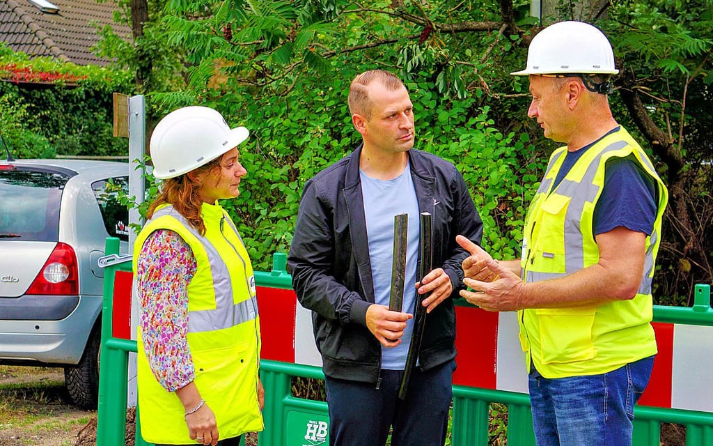 Zur Abnahme bespricht Muldestausee-Bürgermeister Ferid Giebler (M.) die Fortschritte mit Stefanie Ladenthin und Mario Gässler von Mitnetz.
