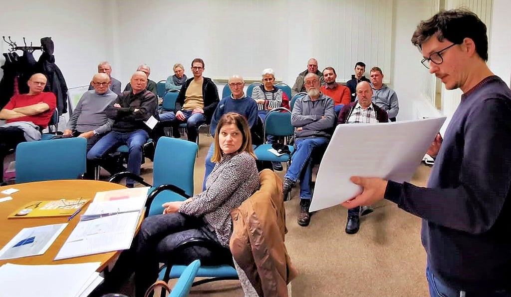 Projektentwickler Stefan Klosz aus Berlin stellte den Schwiesauern das Projekt des Solarparks in Richtung Breitenfeld vor. Überzeugen konnte er weder die Einwohner noch den Ortschaftsrat. Das Gremium stimmte gegen die Investition.