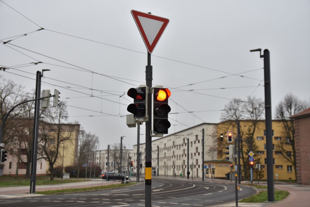 Eine Ampel an der Cracauer Straße in Magdeburg zeigt Rot. 