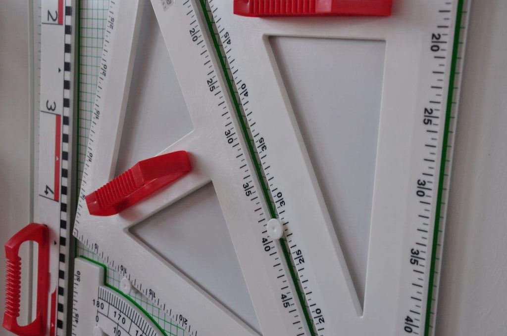 Blick in einen Klassenraum in Magdeburg. Wegen Unterrichtsausfalls bleiben Unterrichtsmaterialen oft am Nagel hängen.