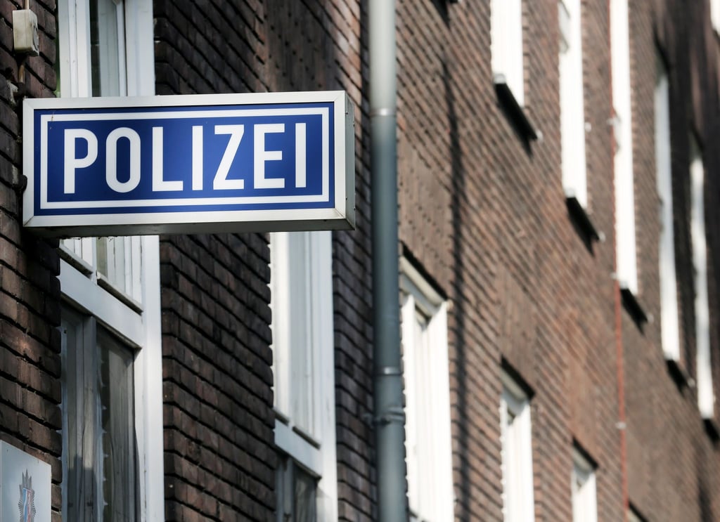 Ein Schild mit der Aufschrift „Polizei“ hängt an einem Polizeipräsidium.
