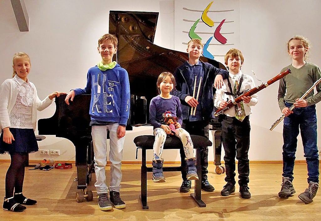 Kristina Kischinski (10, von links), Richard von Wnuck (11), Rahel Bahr (6), Jakob Michael Schymalla (12), Felix Nikolai (10) und Joseph Edler (11) von der Musikschule Stendal sind gut auf ihren großen Auftritt vorbereitet.