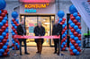 Konsum-Vorstand Dirk Thärichen, Bauherr Klaus Papenburg und Baubeigeordneter René Rebenstorf eröffneten den neuen Supermarkt.