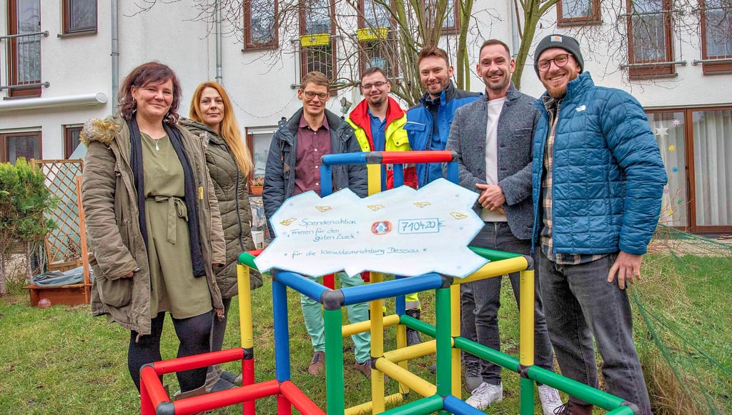 Babett Niemann und Franziska Dölle (v.l.) erhalten von den Eisbadern den als Eisscholle gestalteten Scheck vom „Frieren für den guten Zweck“.