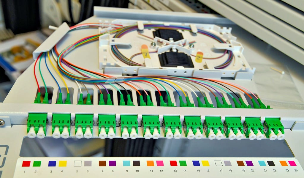Die Installation und Verkabelung von Glasfaser-Netzen – hier ein Glasfaserverteiler – ist zunächst aufwändig. Einmal aufgebaut, versprechen die optischen Systeme aber megaschnelle Internetzugänge. In den Grundschulen Hessen und Osterwieck klemmt es im Moment noch.