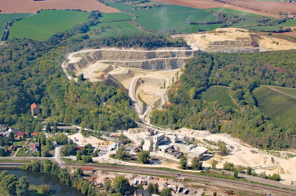 Seit 1880 wird in Bad Kösen Muschelkalk abgebaut. Bis dato ist die MHI Naturstein GmbH  Lieferant für mineralischen Düngekalk  und Stoffe für die Bauindustrie. 