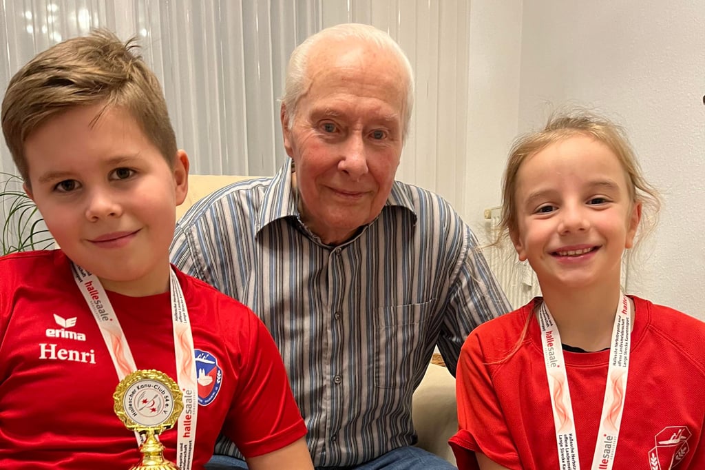 Henri (10) und Melina (7) vom Kanu-Klub Börde Magdeburg zu Besuch bei Kanu-Urgestein Udo Cohrs (91).