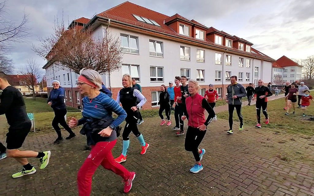 Über 50 Laufsportbegeisterte haben am letzten Tag des Jahres eine Runde über den Burgberg und durch das Einetal gedreht.