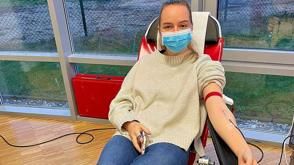 Elisabeth Weitz spendete erst zum zweiten Mal. Die 18-Jährige hat ihre ganze Familie als Vorbild. Für die junge Rottmersleberin ist es selbstverständlich, gepikst zu werden, um Leben retten zu können. 