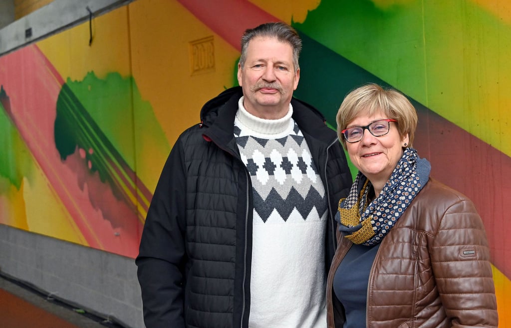 Burkhard Moll und Carola Schumann vor dem Graffito von Claudia Walde an der Tunnelwand Höhe Kölner Platz. Dafür, dass die Wände über der Tunnelröhre künstlerisch gestaltet werden, hatten sich die Vorsitzenden der Fraktion FDP/Tierschutzpartei im Magdeburger Stadtrat stark gemacht.