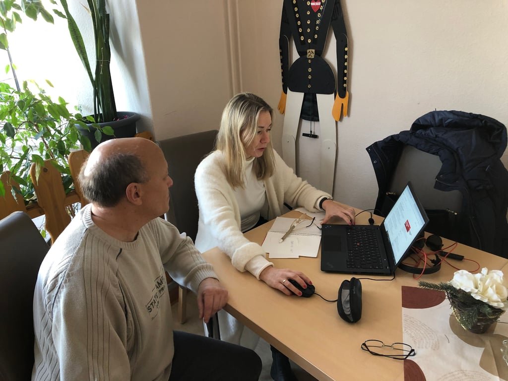 Ines Bittner von der Arbeitsagentur Sachsen-Anhalt Süd berät im Mehrgenerationenhaus Eisleben Ralf Conrad.