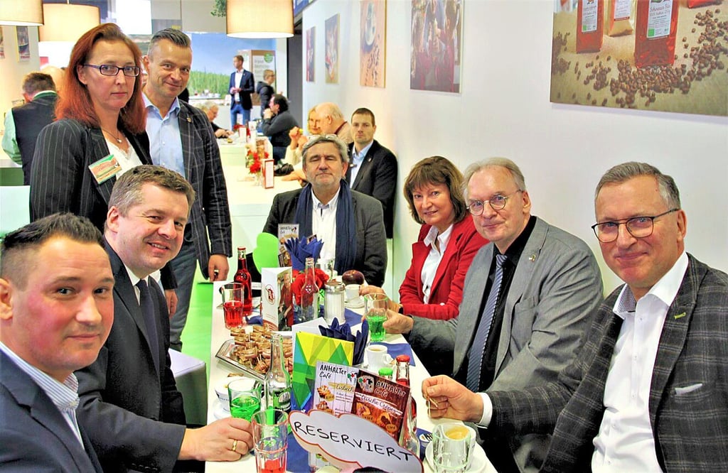 Landrat Andy Grabner (4.v.l.) war mit Ministerpräsident Rainer Haseloff (2.v.r.) und Wirtschaftsminister Sven Schulze (2.v.l.) am Montag in Berlin.