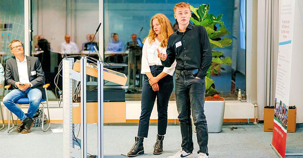 Linnéa Schwarzrock und Benedict Isenberg vom Ökumenischen Domgymnasium Magdeburg sind die Gewinner der ersten Logistik-Challenge der Uni Magdeburg.