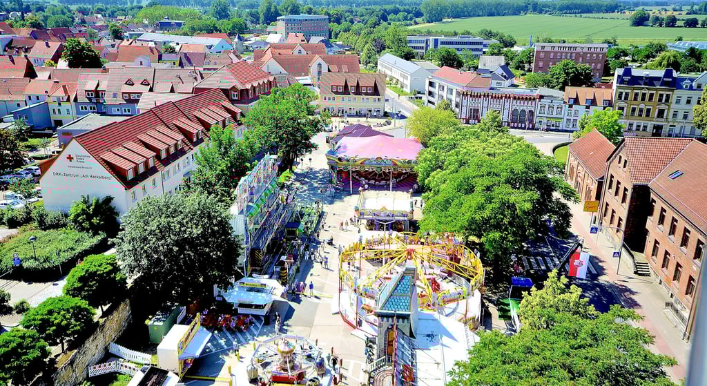 Zum Oschersleber Stadtfest 2019 verwandelte sich der Parkplatz an der Lindenstraße zu einer bunten Partymeile. Auch in diesem Jahr soll in der Innenstadt wieder gefeiert werden.