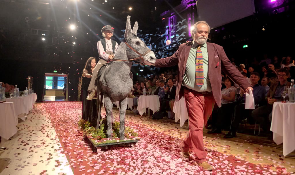 Bei der Preisverleihung 2022 gehörte der Esel zur Theater-Requisite. Das kam beim Publikum gut an.