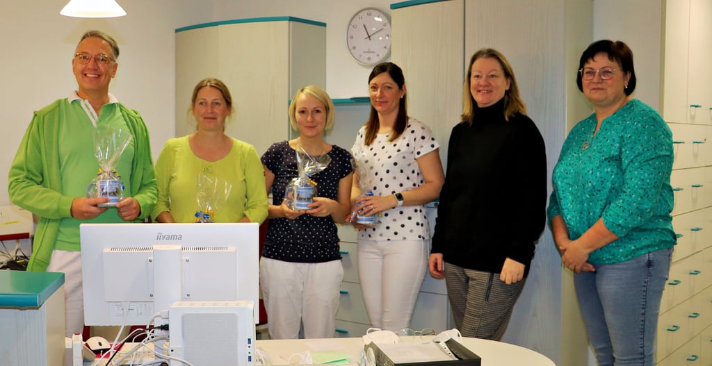 Marc Redies (li.) hat mit seinem Team am Montag seine neue Hausarztpraxis in Parey eröffnet. Ortsbürgermeisterin Cora Schröder und Gemeindebürgermeisterin Nicole Golz (v. li.) kamen zur Begrüßung.