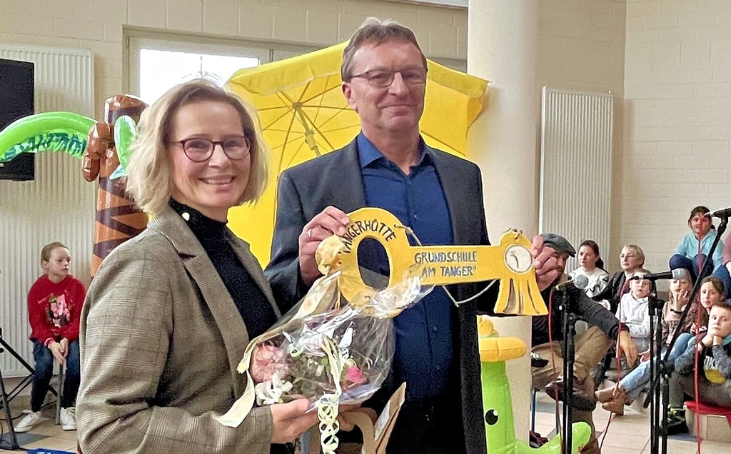 Den Schlüssel für die modernisierte Grundschule in Tangerhütte, den Volker Briesemeister 2012 übergeben bekam, gab er jetzt an Vorgängerin und Nachfolgerin Andrea Hoffmann weiter.