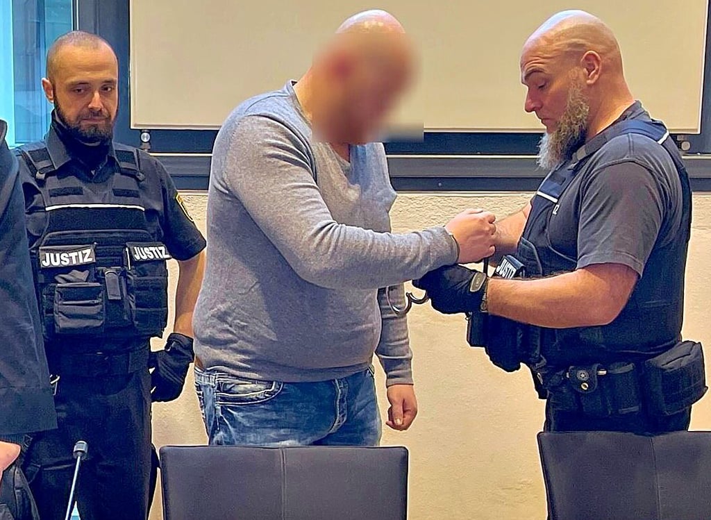 Ein Justizbeamter nimmt dem Angeklagten Fabian S. die Handschellen im Gerichtssaal des Magdeburger Landgerichtes ab.