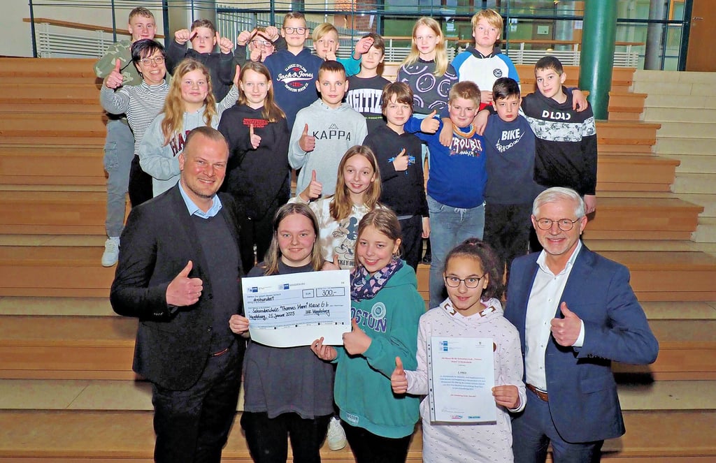 Das sind die ausgezeichneten Schüler der 6b mit ihrer Klassenlehrerin Kerstin Reiche und ganz vorn mit den Gratulanten Sebastian Patze (links) und Frank Diesener, die Scheck und Urkunde überreicht haben.