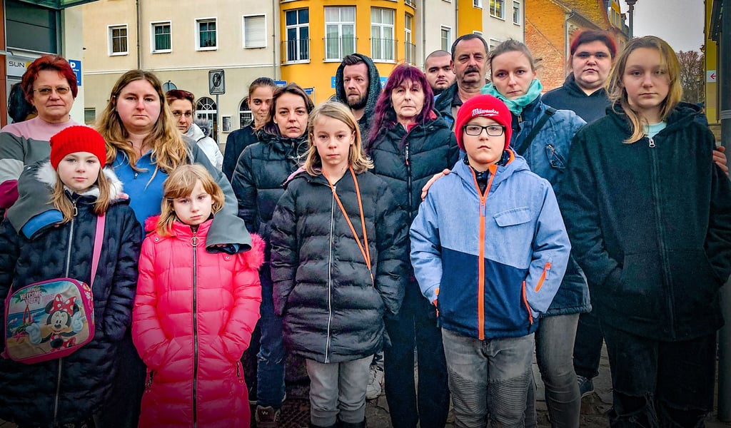 Einige der Anwohner und Kinder aus dem Eckhaus Kleine Ritterstraße/Große Ritterstraße. Seit fast zwei Wochen müssen sie frieren.