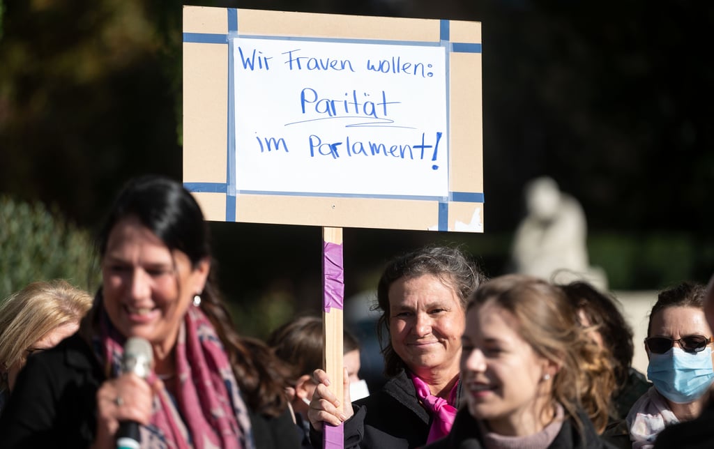 Anders als in der Gesellschaft herrscht in den Parlamenten noch lange keine Gleichzahl. In einigen Lokalparlamenten im Salzlandkreis beträgt der Frauenanteil sogar nur leicht über 10 Prozent.