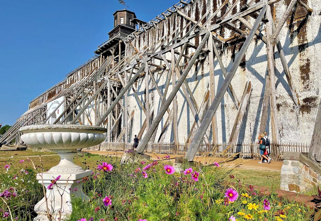 Das Gradierwerk im Kurpark im vergangenen Sommer. Erhaltungsmaßnahmen an der Grundsubstanz des Wahrzeichens sind erforderlich. Rund 1,3 Millionen Euro sind dafür notwendig.