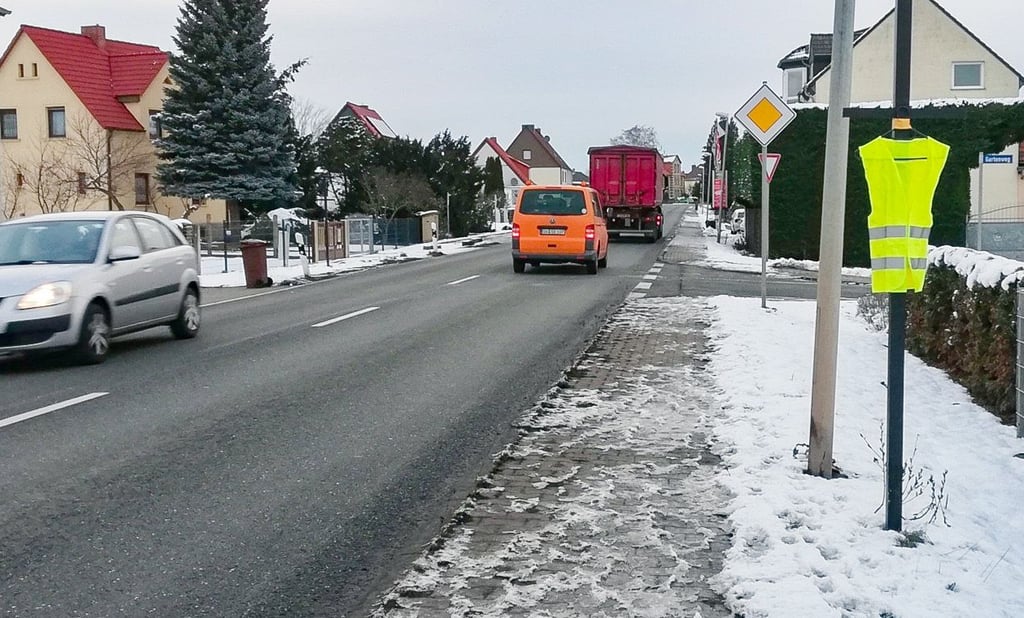 An der B 2 in Bornitz haben Anwohner eine Warnweste aufgehängt. Sie soll zur Einhaltung der Geschwindigkeit animieren.