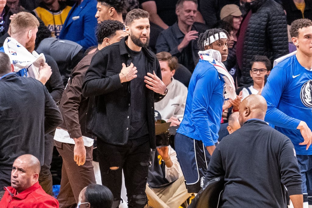 Kann derzeit bei den Spielen seiner Dallas Mavericks nur zuschauen: Maxi Kleber (M).