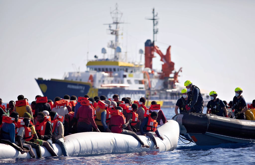 Das zivile Seenotrettungsschiff Humanity 1 rettet Migranten im Mittelmeer.