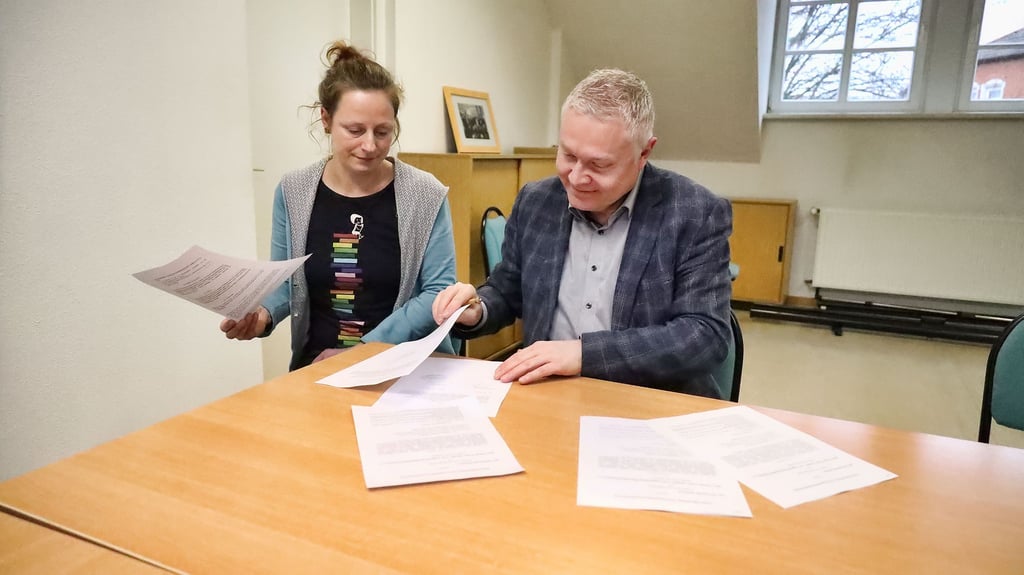 Jugendkoordinatorin der Gemeinde Südharz Friederike Blank und Bürgermeister Peter Kohl beim Unterzeichnen des Nutzungsvertrags.