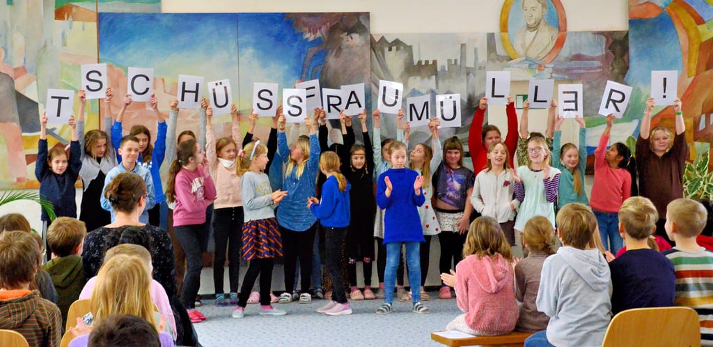 Erst auf dem Schulhof, dann in der Aula tanzten die Kinder der Tanzgruppe noch einmal für ihre Schulleiterin Regina Müller.