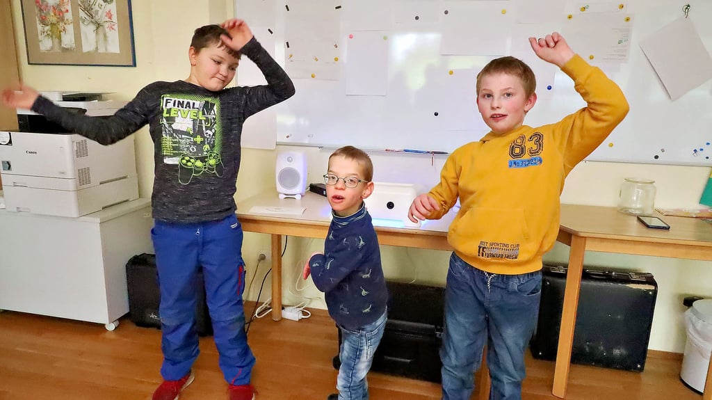 Fabian, Paul und Mika (v.l.) tanzen vor dem Motion Composer und entlocken ihm dabei die verschiedensten Klänge.