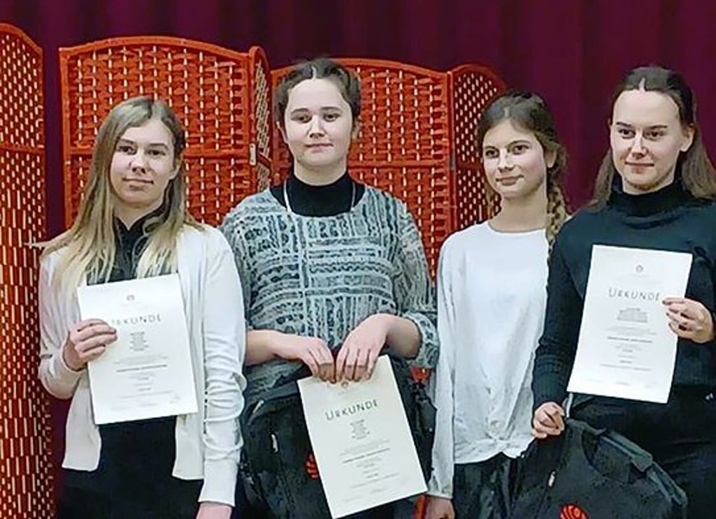 Stolze Musikschülerinnen. Die ersten drei von links sind die Mädchen aus Havelberg: Maria Matthey, Clara Leue und Lilly Hetke.