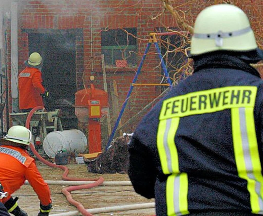 Die Feuerwehr Kuhlhausen bei einem Löscheinsatz.