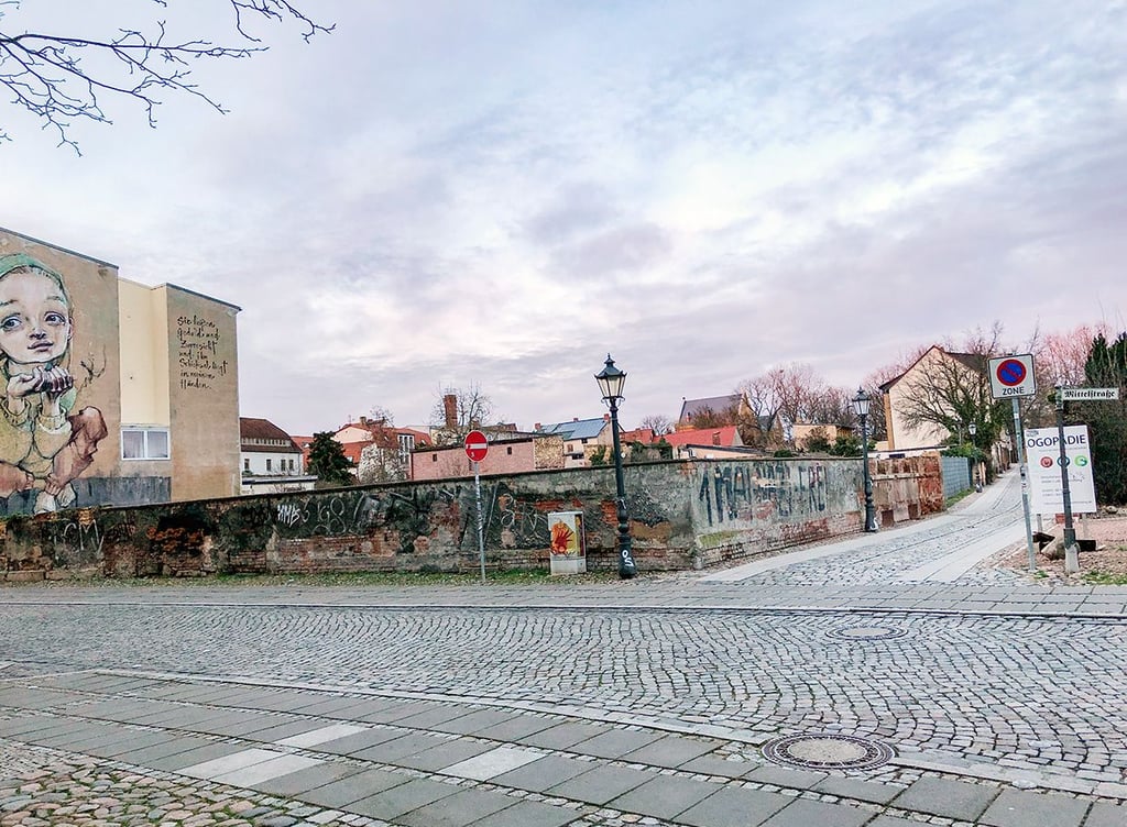 Brache an der Kupferstraße, im Vordergrund die Mittelstraße