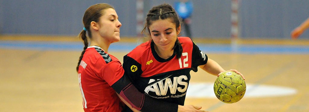 Katharina Depta (rechts) hat sich bei Trainerin Nicole Krause fit gemeldet. Die Trainerin der SG Lok hofft, dass noch weitere Spielerinnen grünes Licht geben.