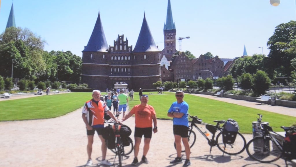 Siegfried Binde (von links) , Wolfgang Binde und Wilfried Schulze vor dem Holstentor in Lübeck