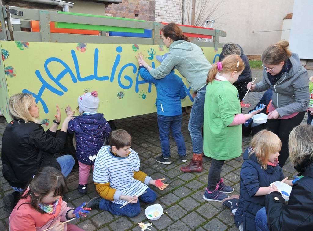 Die Kindertanzgruppe der „Halligallis“ gestaltet für den Umzug diesen Wagen.
