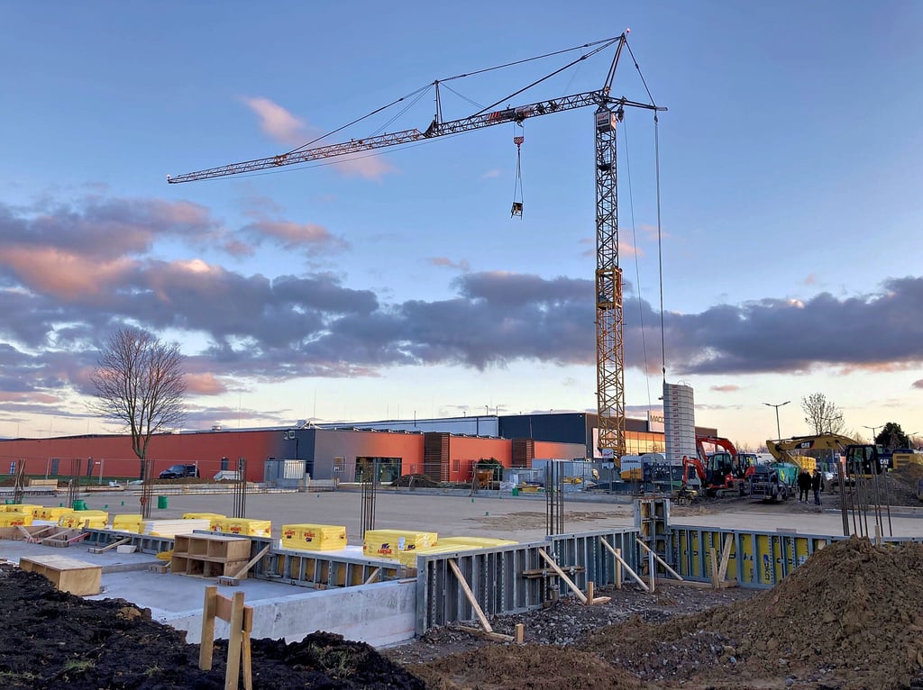 Auf diesem Grundstück in Magdeburg entsteht ein neuer Supermarkt. Aktuell laufen die Tiefbauarbeiten.