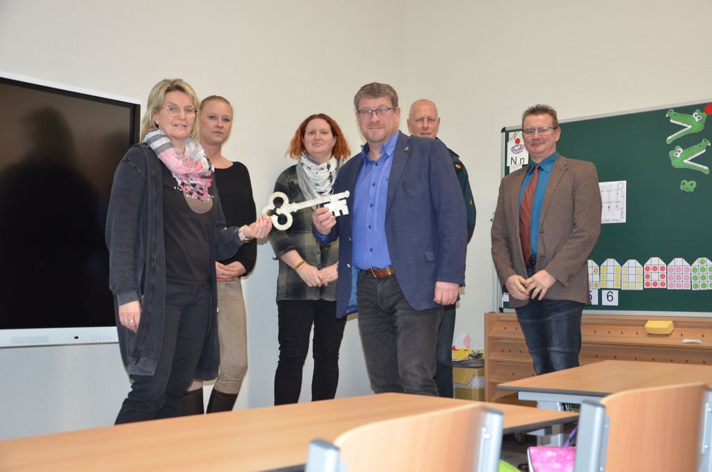 Direktorin Ines Hausherr erhält in ihrem Klassenzimmer den symbolischen Schlüssel von OB Bert Knoblauch. Mit dabei waren Uwe Scholz, Lutz Ehrlich, Nadja Elze und Elisabeth Dancso, deren Mitarbeit vom OB ausdrücklich hervorgehoben wurde.