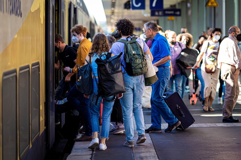 Reisende betreten an einem Bahnsteig im Hauptbahnhof Hannover eine Regionalbahn.