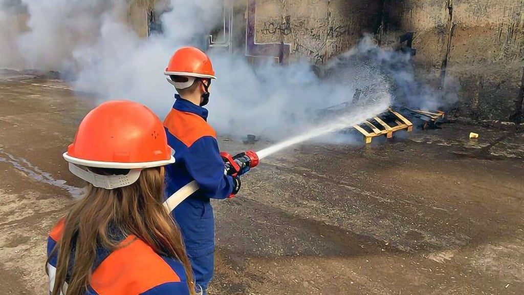 Angehende Feuerwehrleute konnten sich 2022 in Mehringen bei einem 24-Stunden-Dienst ausprobieren.