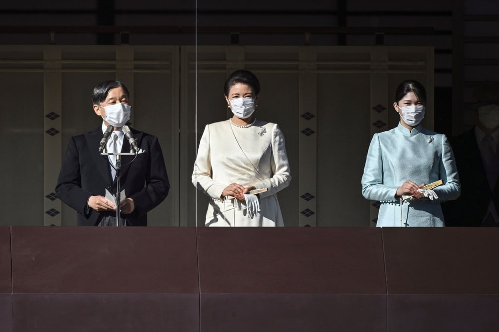 Japans Kaiser Naruhito steht neben Kaiserin Masako und seiner Tochter, Prinzessin Aiko (r), auf dem Balkon.