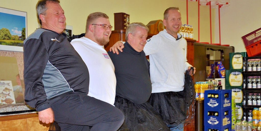 Die pure Freude an der fünften Jahreszeit ist diesen tanzenden Hohenerxleber Herren ins Gesicht geschrieben.