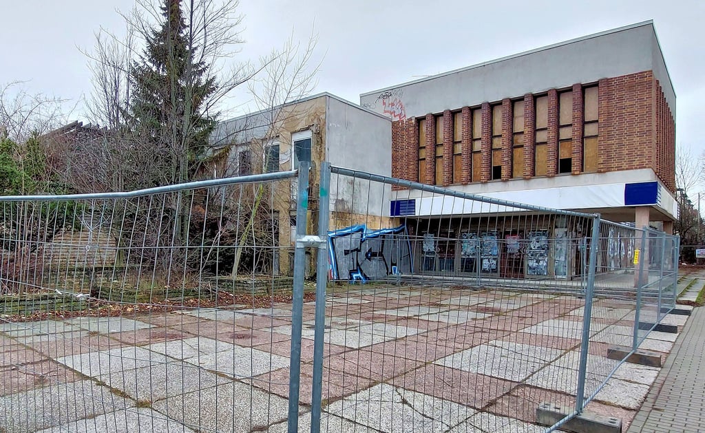 Vor dem Klubhaus Halberstadt wurde ein Bauzaun aufgestellt. Bald soll der Abriss beginnen.