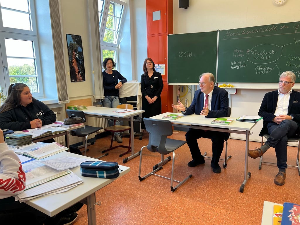 Ministerpräsident Reiner Haseloff beantwortetet bei seinem Besuch Comeniusschule in Stendal Fragen der Klasse 9a.